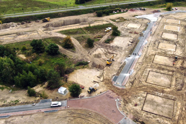 Herstellung Tragschichten und Grundleitungen für die ersten Häuser Herstellung Tragschichten und Grundleitungen für die ersten Häuser