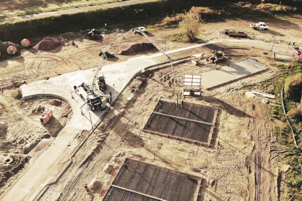 Betonage der ersten Bodenplatten Betonage der ersten Bodenplatten