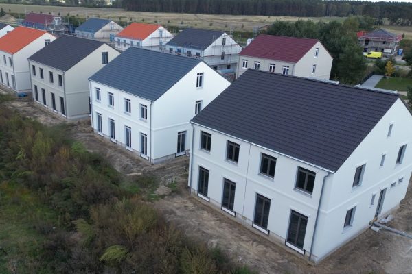 Die ersten Häuser sind von aussen fertig Die ersten Häuser sind von aussen fertig