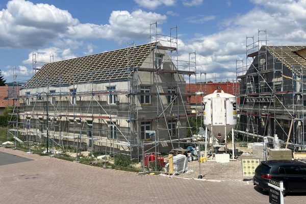 Das erste Haus hat seinen Putz erhalten Das erste Haus hat seinen Putz erhalten