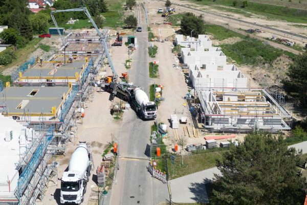 Zug um Zug werden die Häuser errichtet Zug um Zug werden die Häuser errichtet